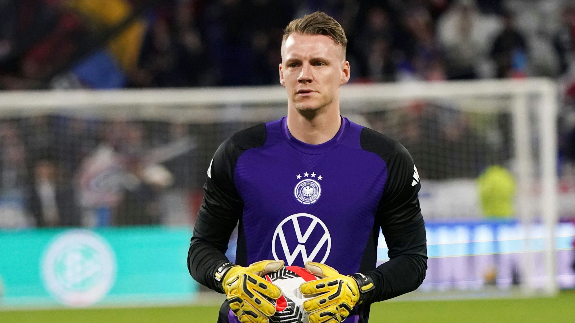 Bernd Leno vor einem Länderspiel mit Deutschland.