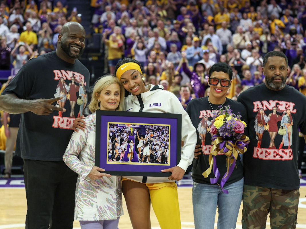 Angel Reese wird ausgezeichnet, neben ihr stehen Familienmitglieder und Shaq O'Neal.