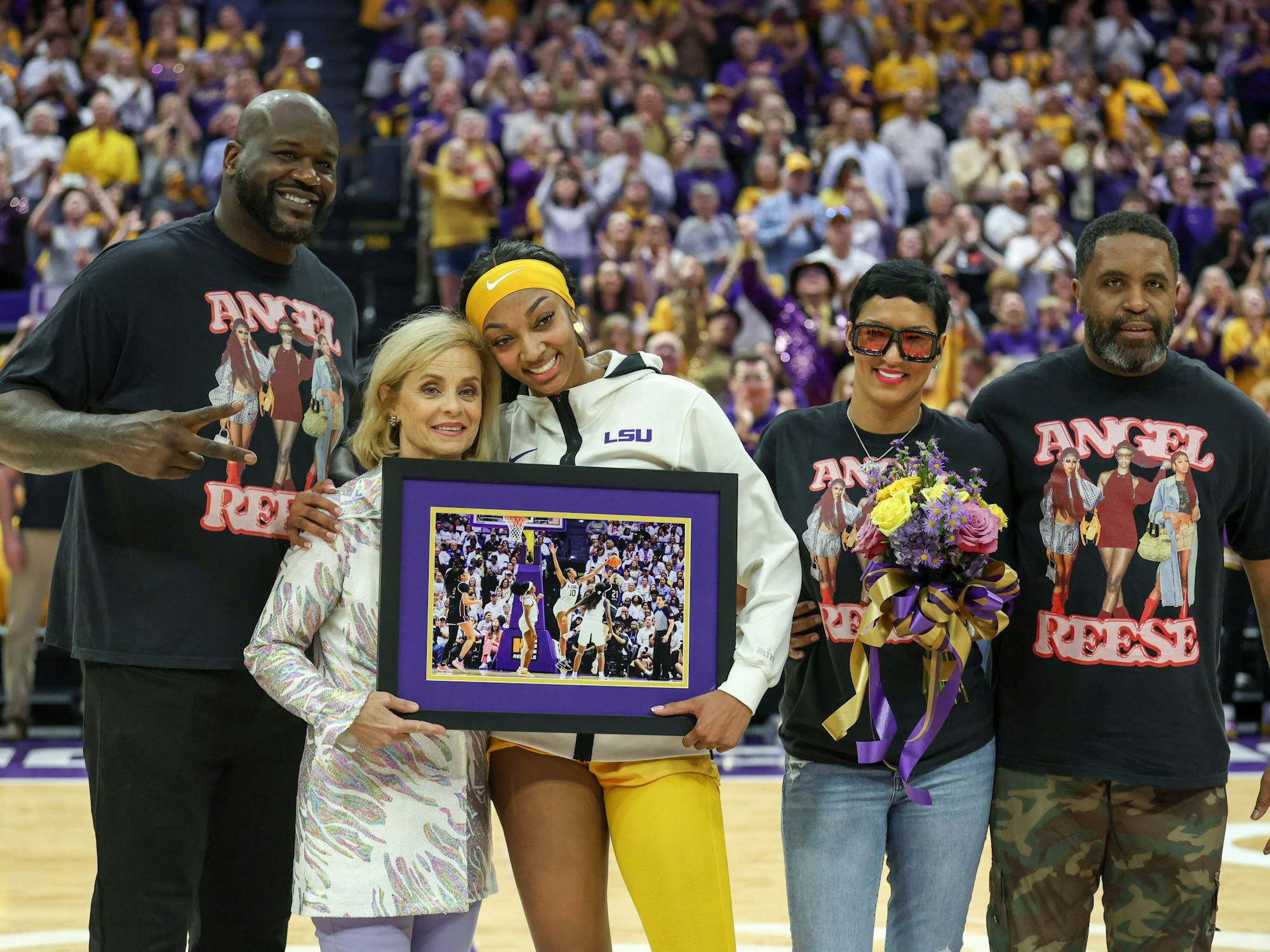 Angel Reese wird ausgezeichnet, neben ihr stehen Familienmitglieder und Shaq O'Neal.