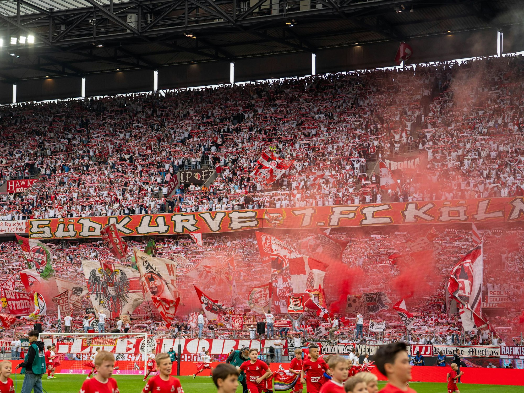 Pyrotechnik in der Kurve des 1. FC Köln.