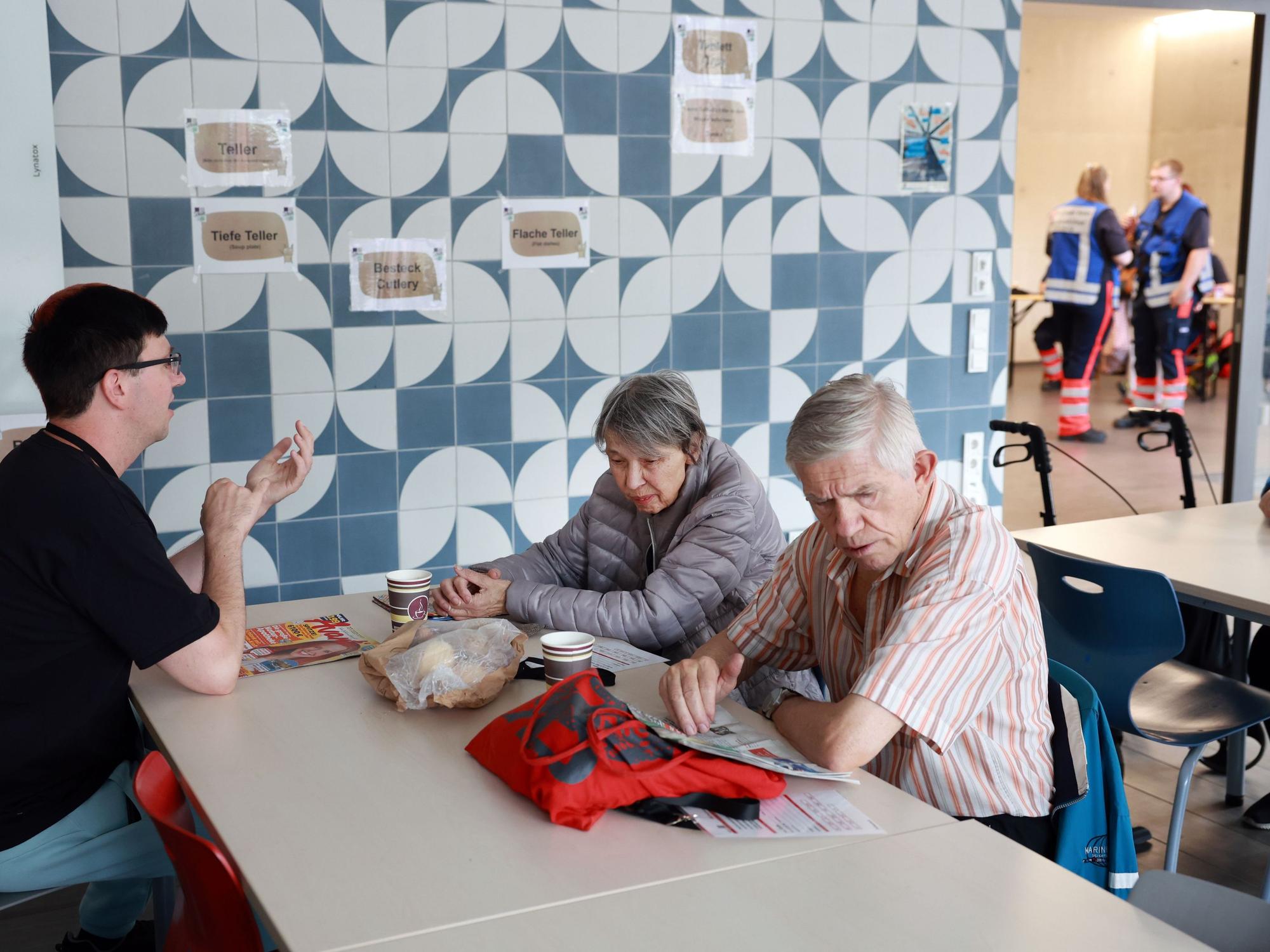 Familie Funda verbringt den Tag in der Evakuierungsunterkunft in der Theodor-Heuss-Realschule.