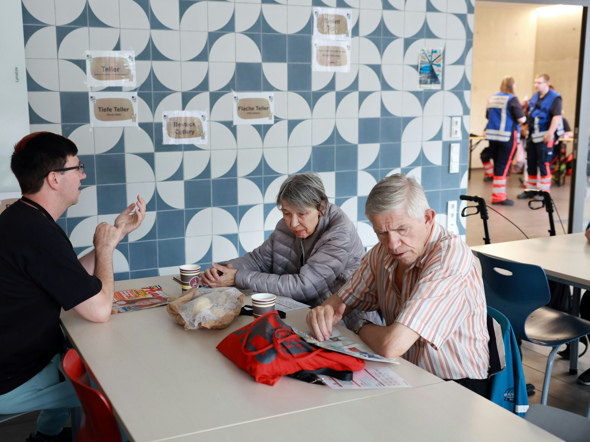 Familie Funda verbringt den Tag in der Evakuierungsunterkunft in der Theodor-Heuss-Realschule.