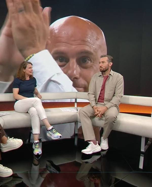 Sven Voss, Kathrin Lehmann und Lina Magull sitzen im TV-Studio. Auf einem Screen im Hintergrund ist Italien-Trainer Andrea Soncin zu sehen.