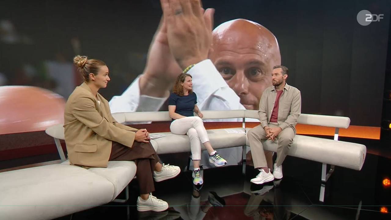 Sven Voss, Kathrin Lehmann und Lina Magull sitzen im TV-Studio. Auf einem Screen im Hintergrund ist Italien-Trainer Andrea Soncin zu sehen.