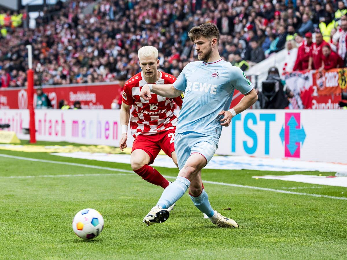 Kölns Jan Thielmann passt den Ball, Mainz-Profi Andreas Hanche-Olsen steht daneben.