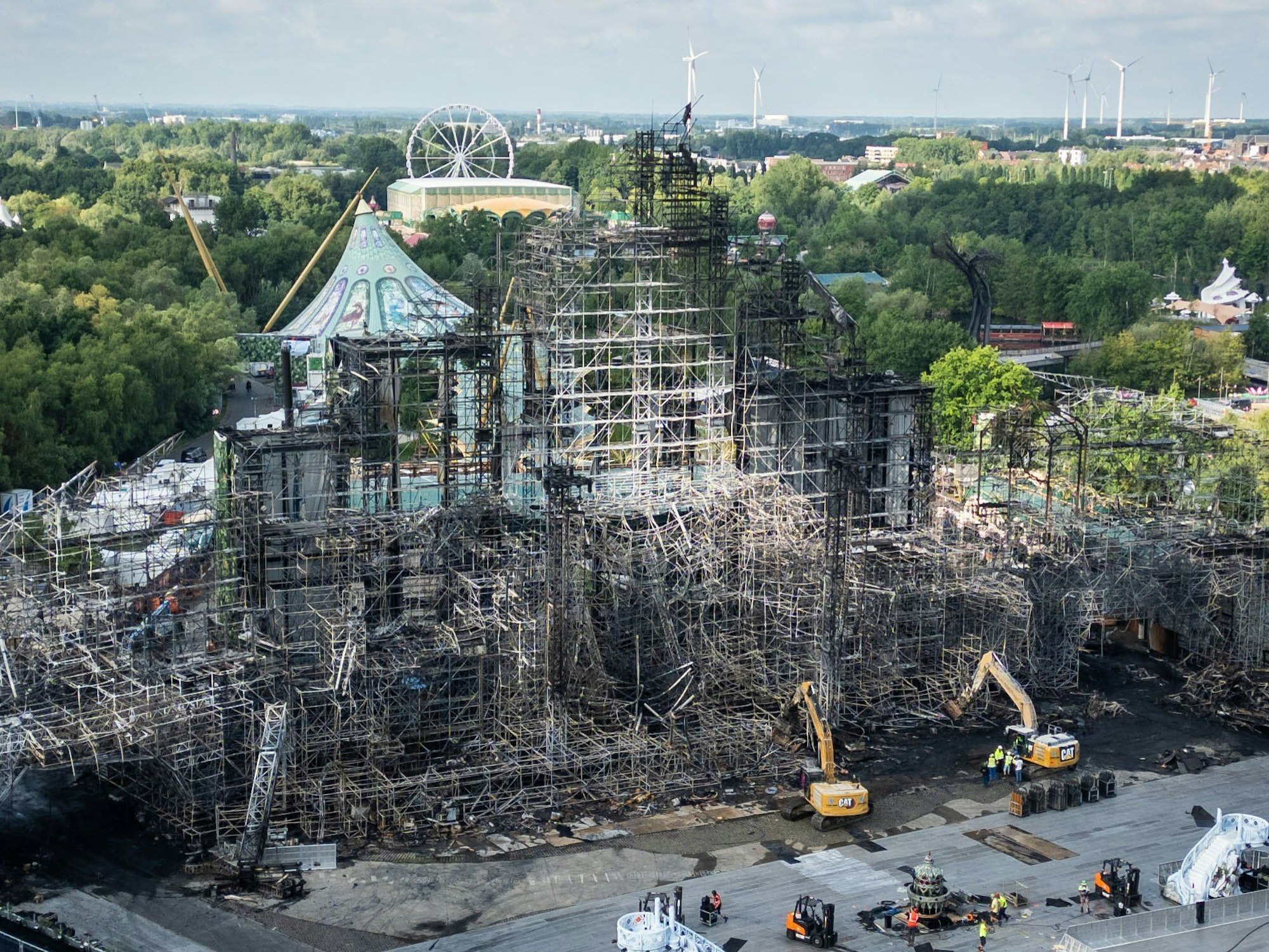 Von einer Bühne ist nur noch ein verkohltes Gerippe übrig.