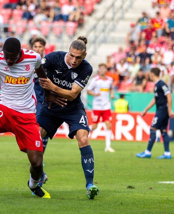 Mansour Ouro-Tagba im Duell gegen seinen Gegenspieler im Spiel gegen Bochum.