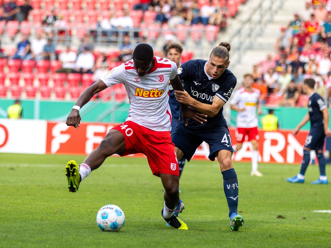 Mansour Ouro-Tagba im Duell gegen seinen Gegenspieler im Spiel gegen Bochum.