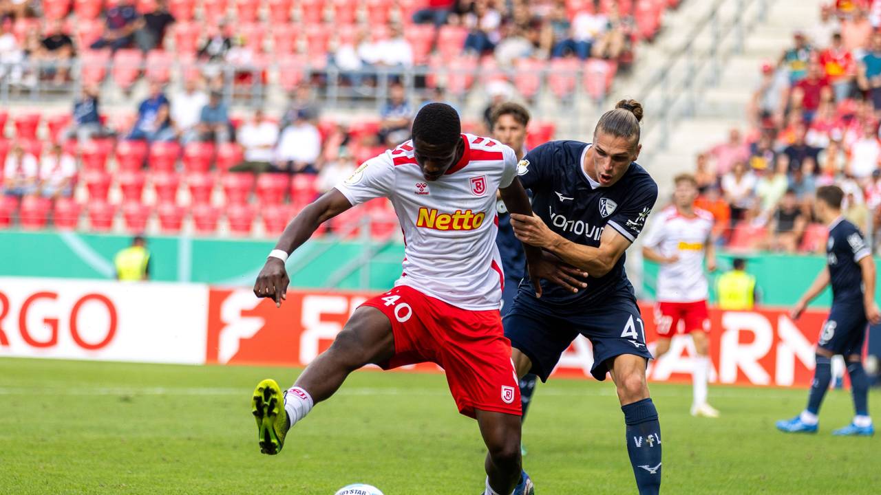 Mansour Ouro-Tagba im Duell gegen seinen Gegenspieler im Spiel gegen Bochum.