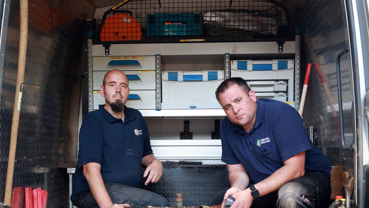 Markus Schmitz (li.) und Martin Bartels vom Kampfmittelräumdienst mit der Bombe, die am Donnerstag erfolgreich entschärft wurde.