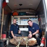 Markus Schmitz (li.) und Martin Bartels vom Kampfmittelräumdienst mit der Bombe, die am Donnerstag erfolgreich entschärft wurde.