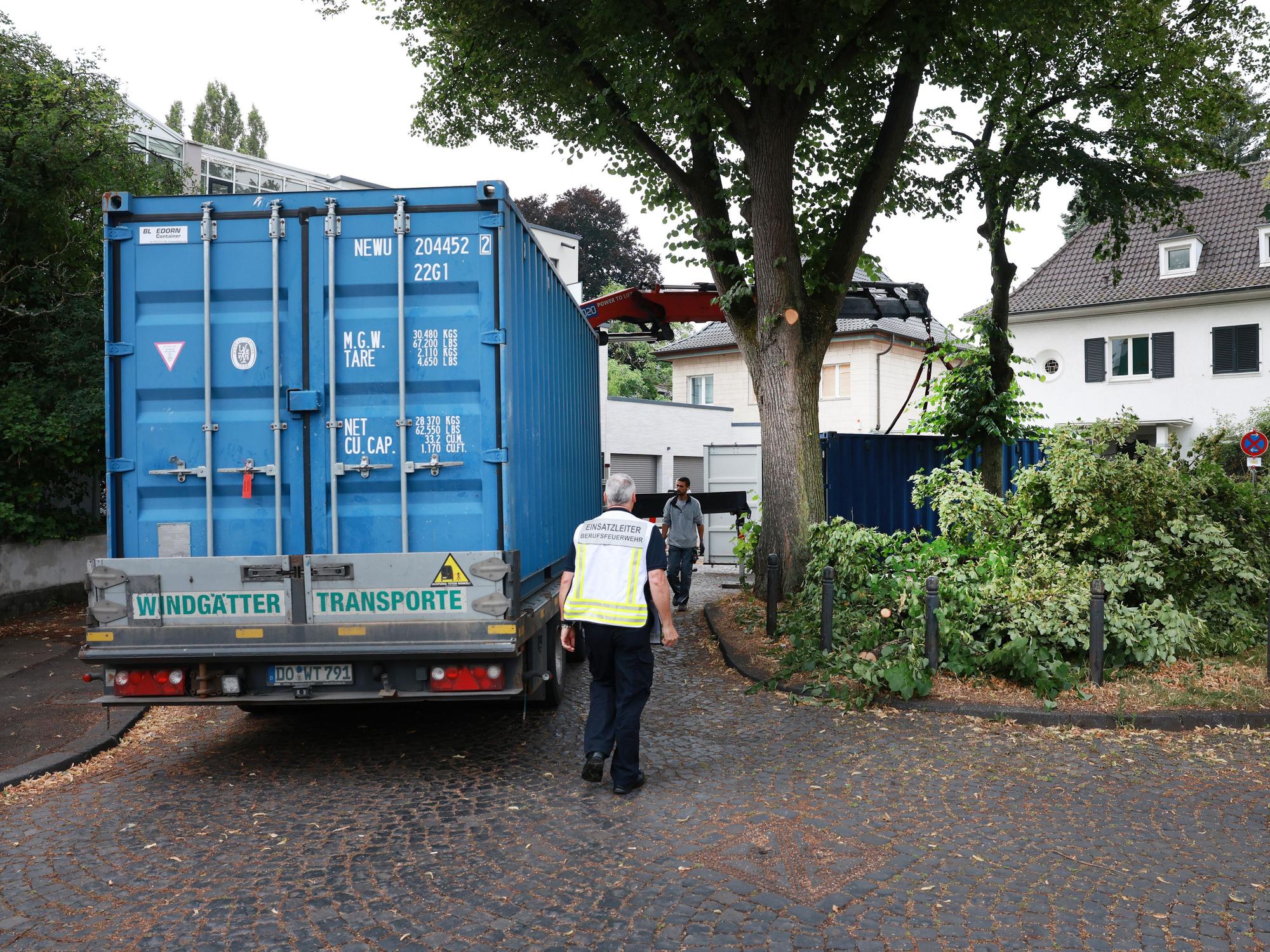 Rund um den Bomben-Fundort werden Container aufgestellt, dieanschließend mit Wasser gefüllt werden, um im unwahrscheinlichen Fall einer Explosion die Druckwelle abzufangen.