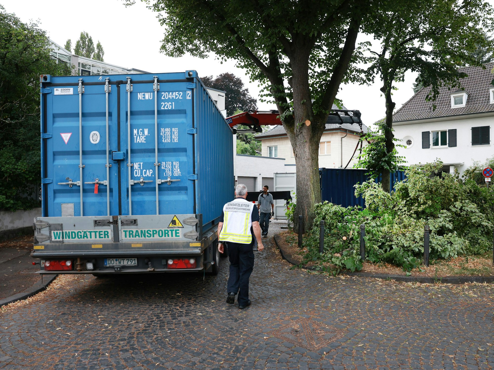 Rund um den Bomben-Fundort werden Container aufgestellt, dieanschließend mit Wasser gefüllt werden, um im unwahrscheinlichen Fall einer Explosion die Druckwelle abzufangen.