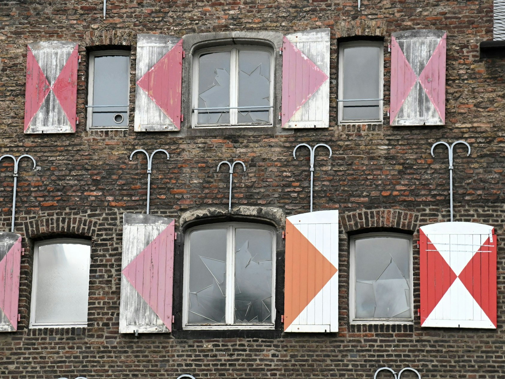 Die rot-weißen Fensterläden am Zeughaus sind teilweise in einem maroden Zustand.