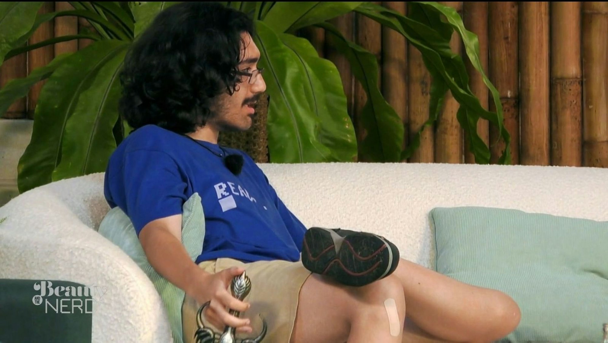 Nerd Darius hat genug von seiner Teampartnerin Maria Bell: „Du bist eine narzisstische, paranoide Schnaps-Tusse!“ (Bild: Joyn)
