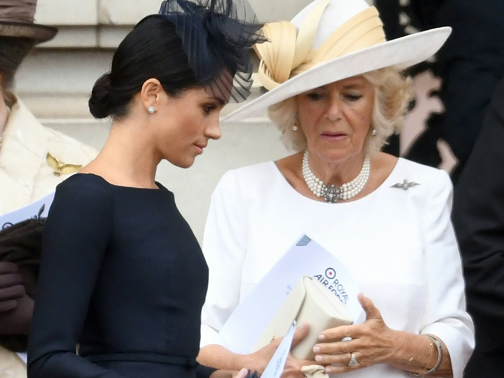 Wie steht es um die Beziehung zwischen Herzogin Meghan (l.) und Königin Calilla?