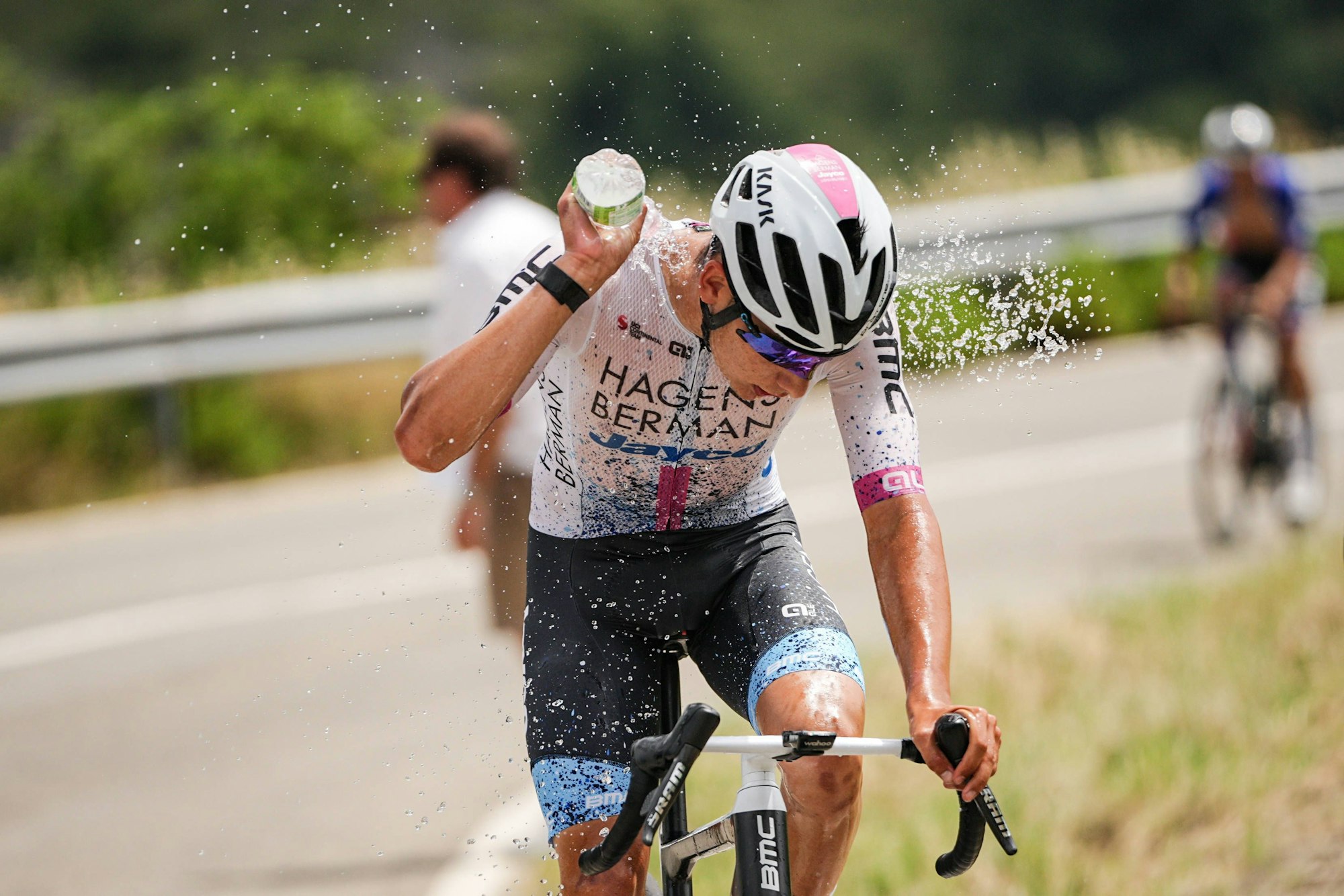 Samuele Privitera kippt sich bei einem Radrennen Wasser über den Kopf.