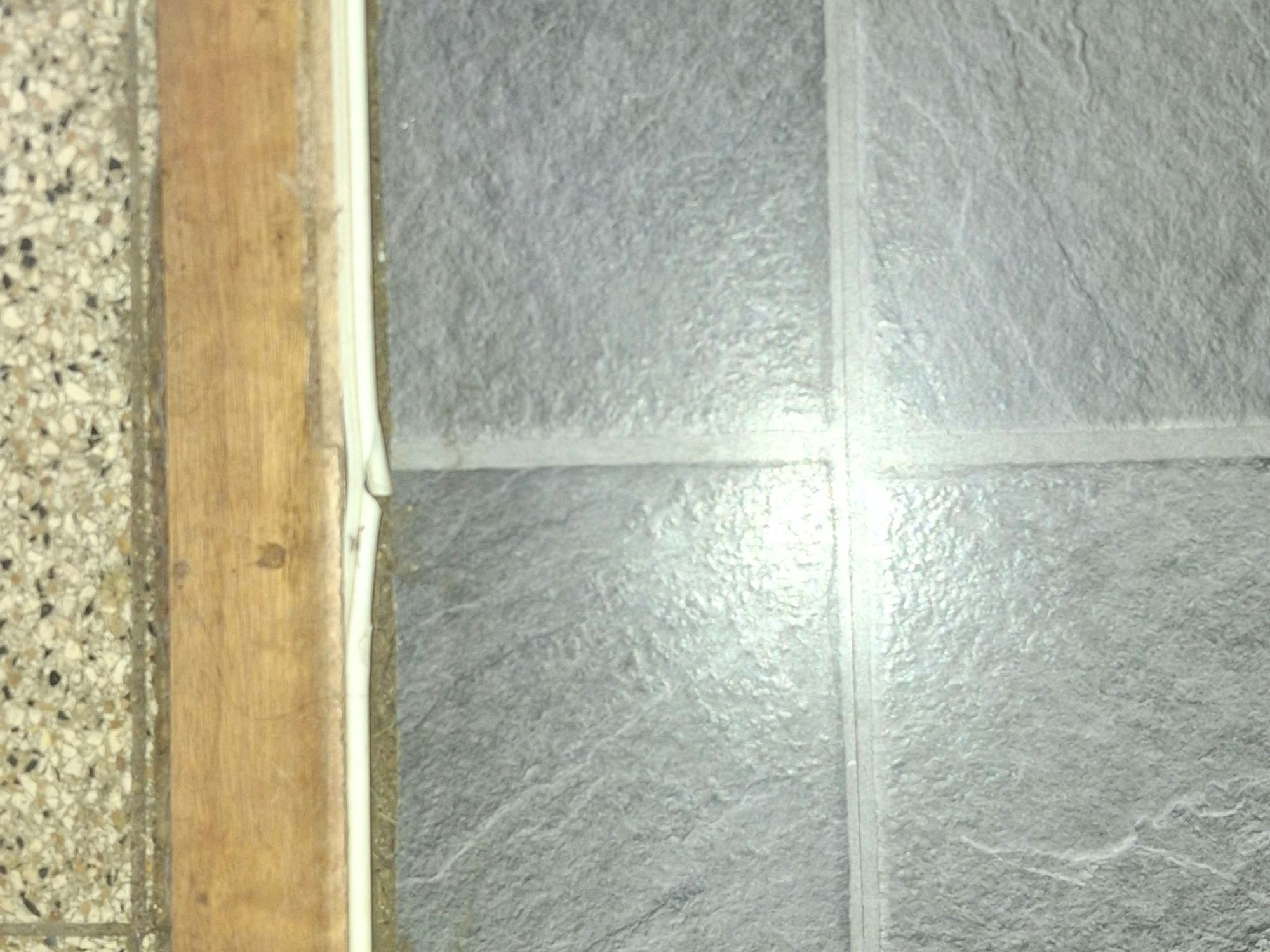 Die Dichtung an einer Tür ist kaputt.