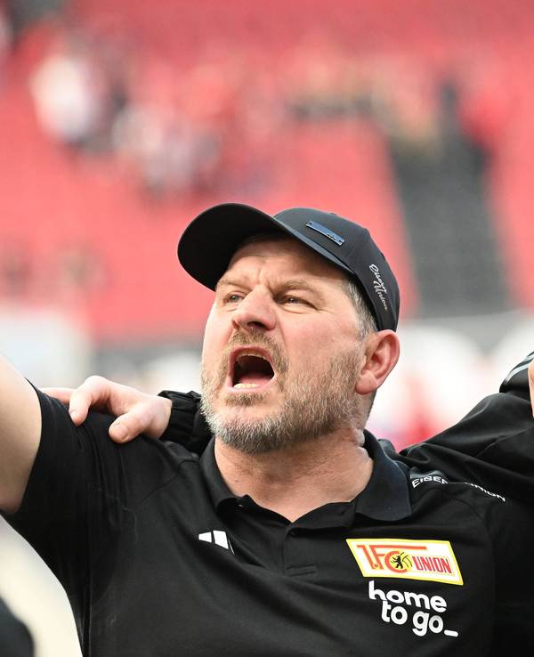 Steffen Baumgart streckt den rechten Zeigefinger nach oben.