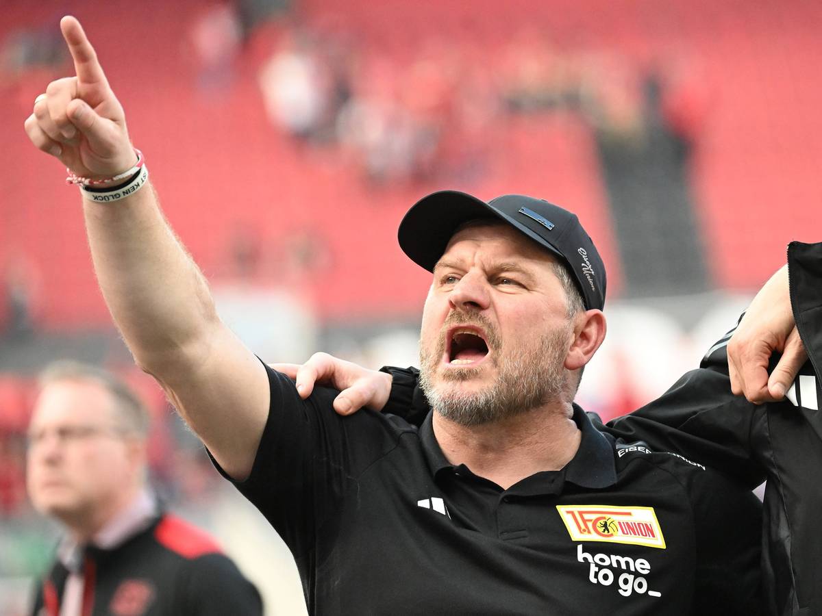 Steffen Baumgart streckt den rechten Zeigefinger nach oben.