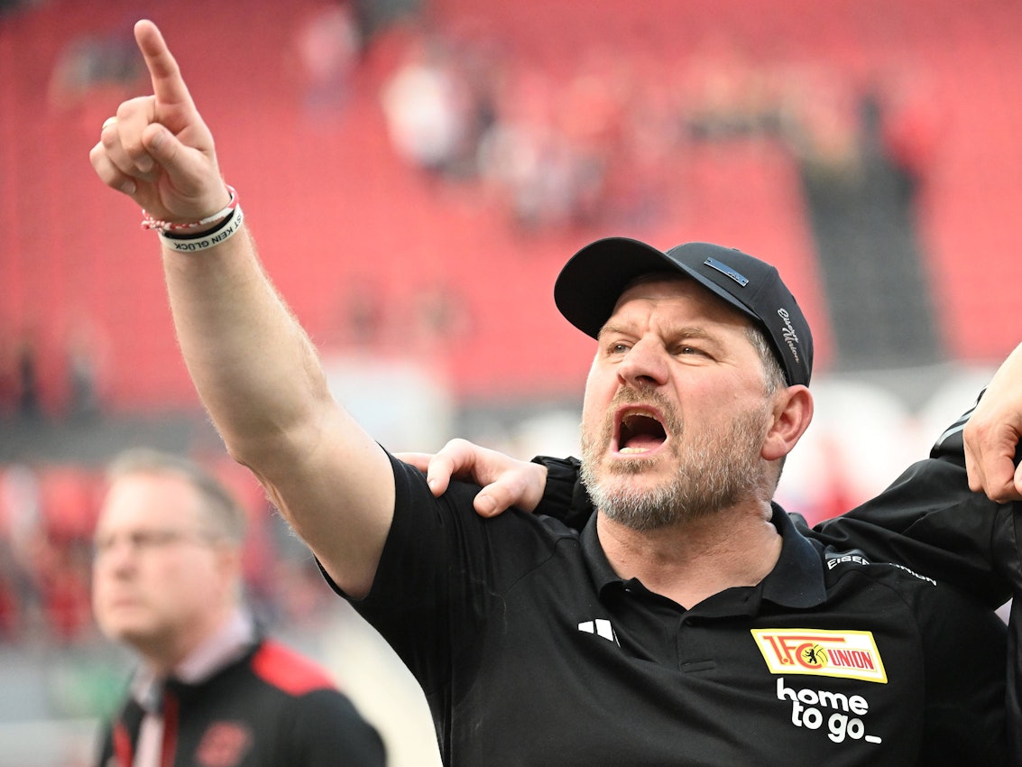 Steffen Baumgart streckt den rechten Zeigefinger nach oben.