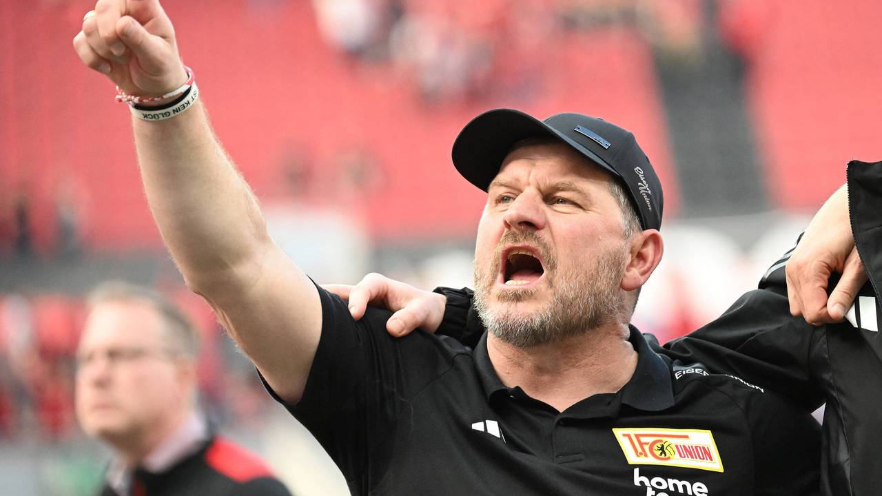 Steffen Baumgart streckt den rechten Zeigefinger nach oben.