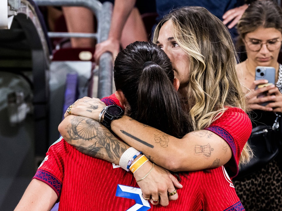 Mapi León (r.) tröstet Ingrid Engen nach dem Aus von Norwegen bei der Frauen-EM.