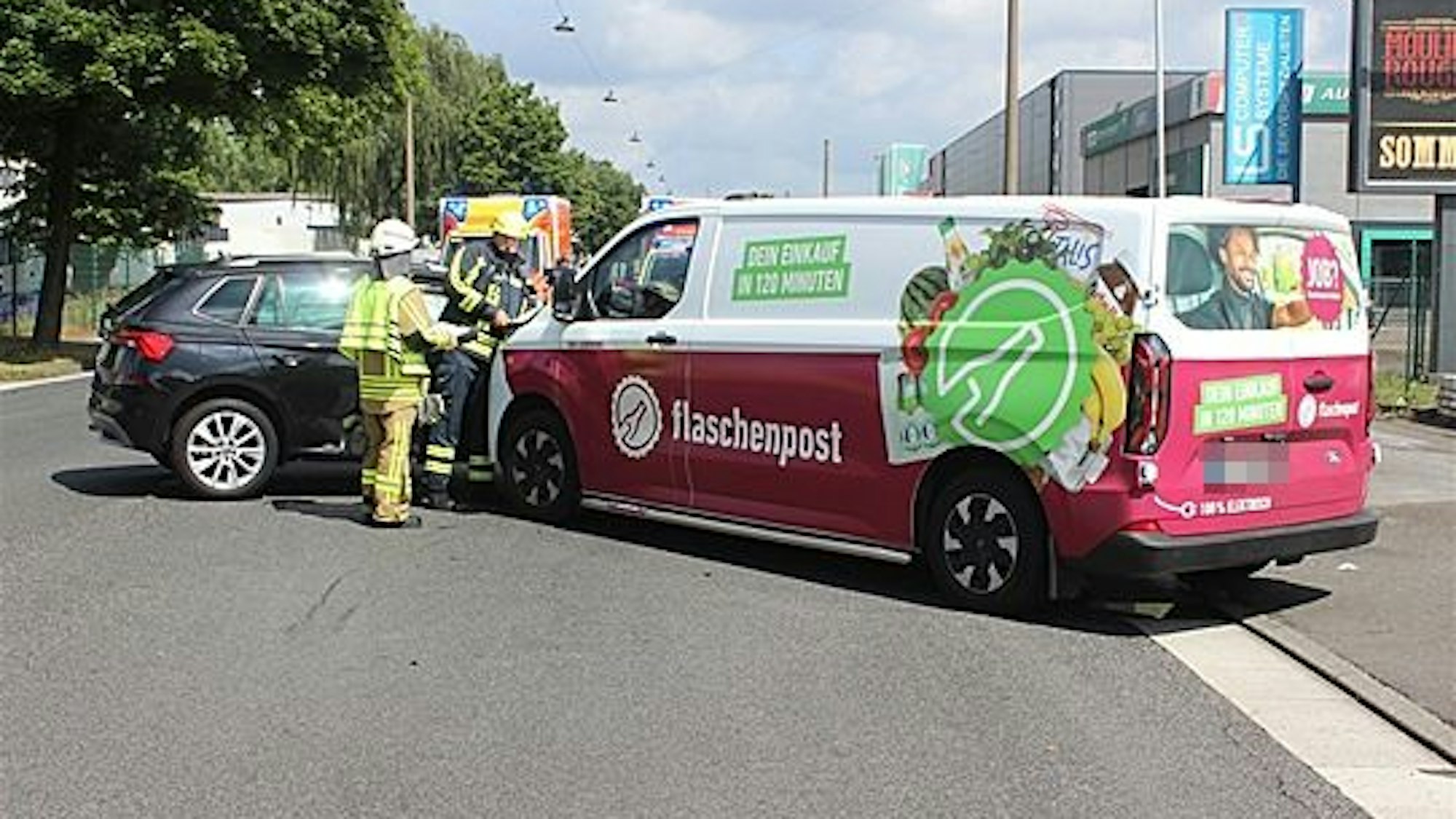 Ein Lieferwagen und ein Pkw nach einem Unfall.