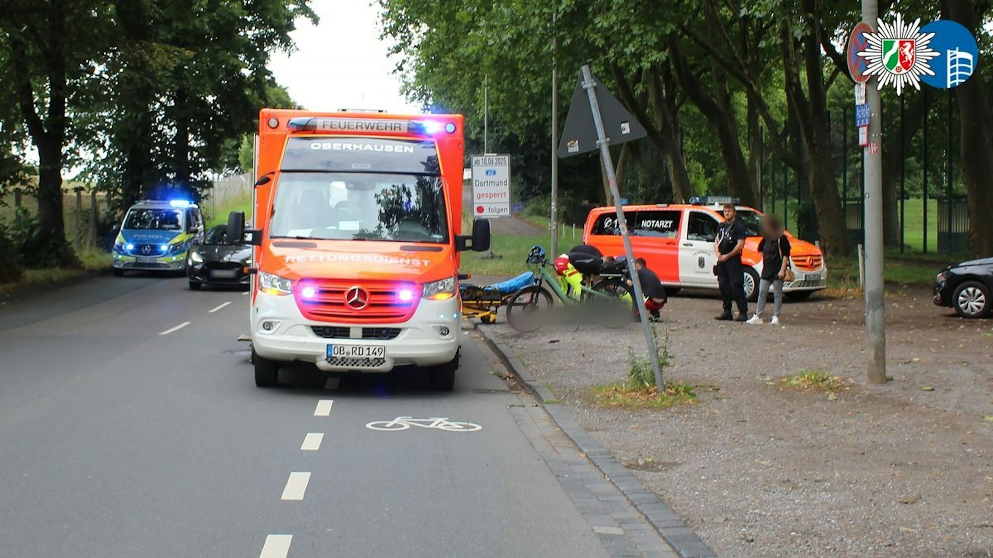 Symbolbild: Ein Rettungswagen steht auf einer Straße.