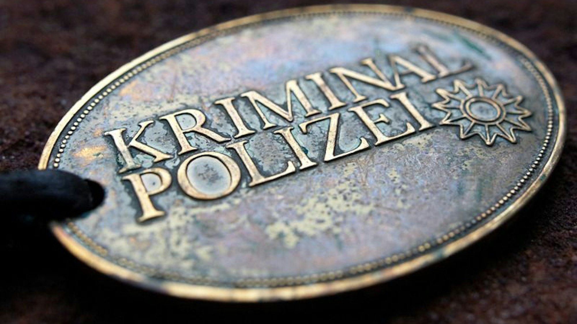 Symbolbild: Eine Polizeidienstmarke.