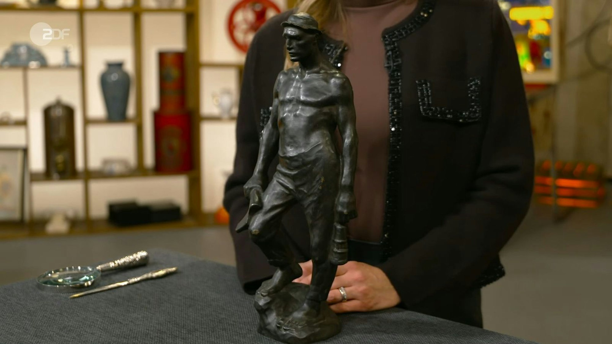 Eine Bronzefigur mit „Hobbit-Füßen“: Am Ende schätzte Bianca Berding den Minenarbeiter auf 600 bis 900 Euro und bestätigte den Wunschpreis der Verkäufer. (Bild: ZDF)