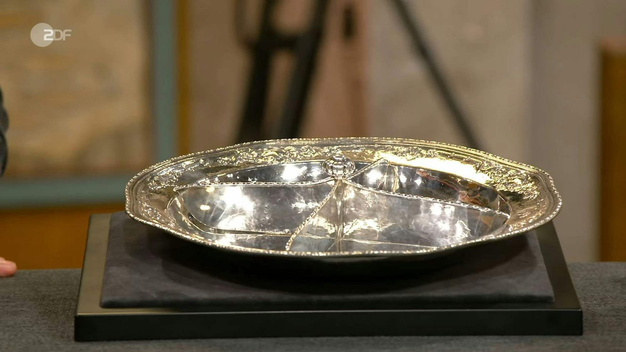 Die Silberschale mit Speisenseparierer von David Andersen aus dem Jahr 1918 hatte einen Wert von 1.300 bis 1.400 Euro. Elke Velten einigte sich mit dem Verkäufer auf 1.300 Euro.
(Bild: ZDF)