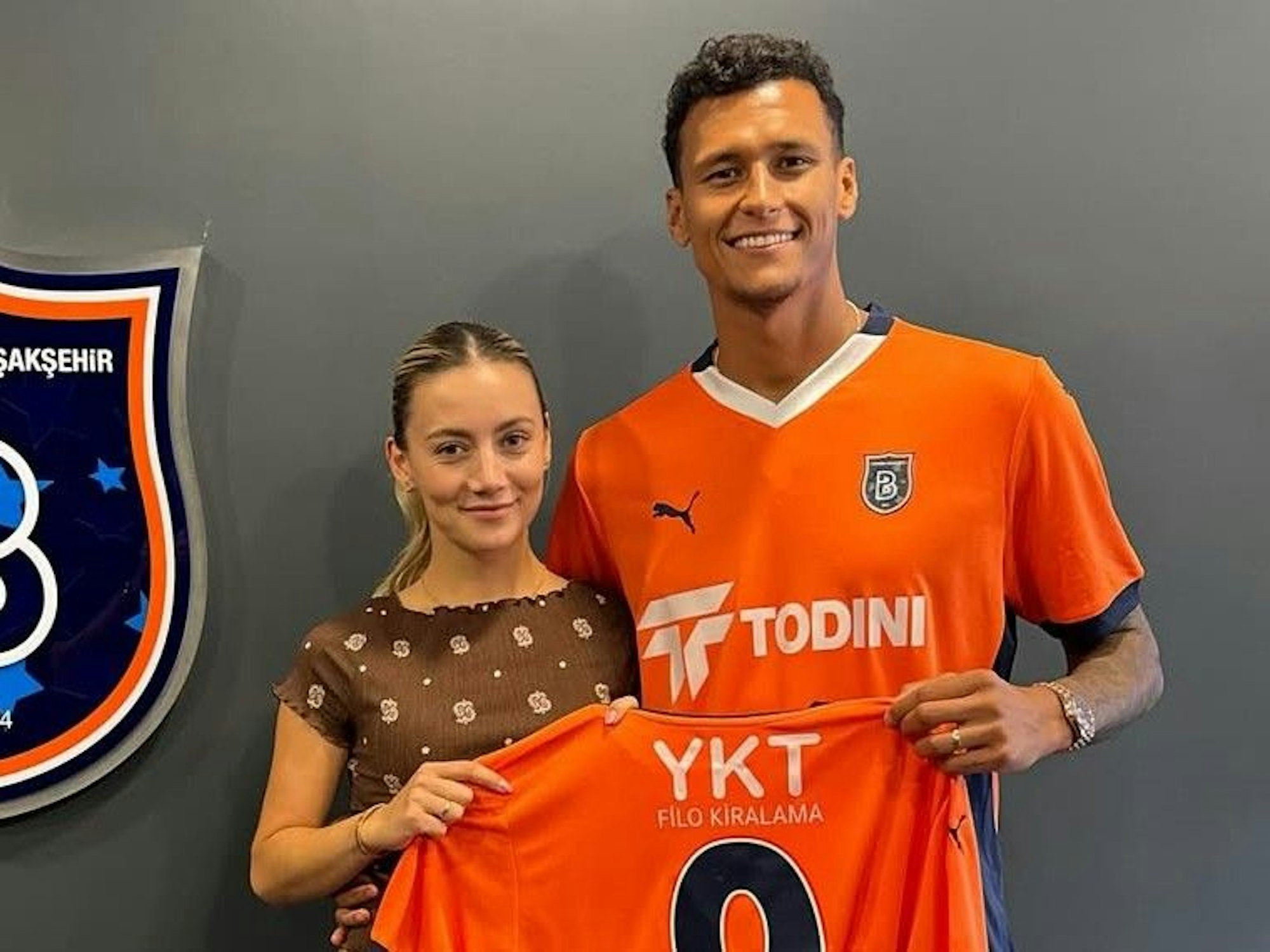 Davie Selke mit seiner Frau Evelyn bei seinem Wechsel in die Türkei.