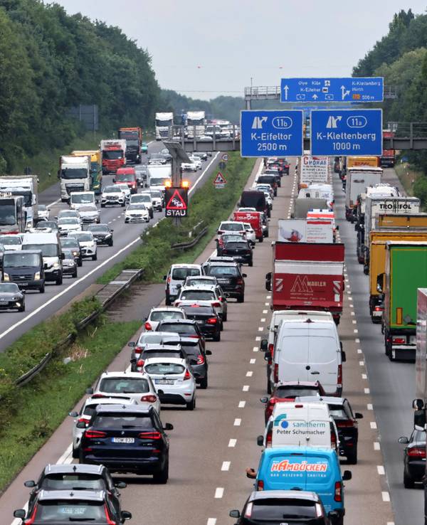 Zu sehen ist die Bundesautobahn A4 im Bereich zwischen Kreuz Köln-Wet und Klettenberg zum Ferienbeginn in NRW, rechts: Fahrbahn Richtung Süden, 24.06.2022.