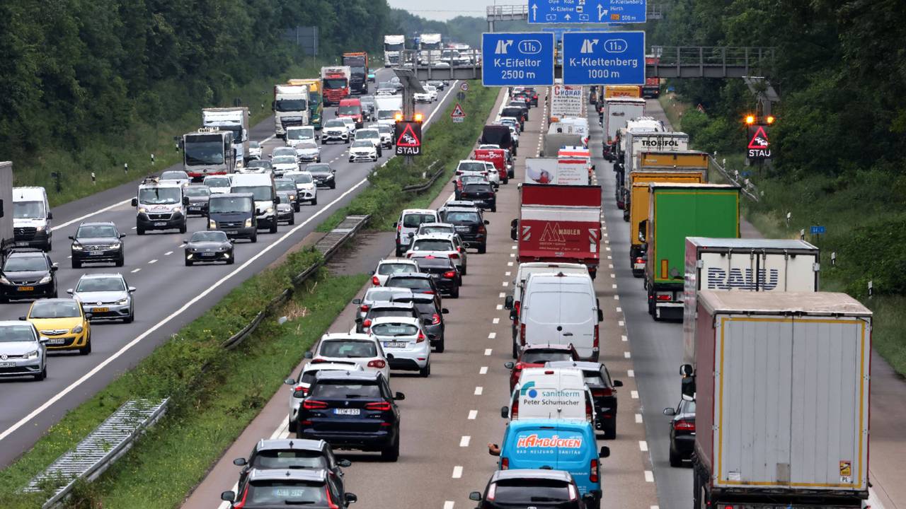Zu sehen ist die Bundesautobahn A4 im Bereich zwischen Kreuz Köln-Wet und Klettenberg zum Ferienbeginn in NRW, rechts: Fahrbahn Richtung Süden, 24.06.2022.