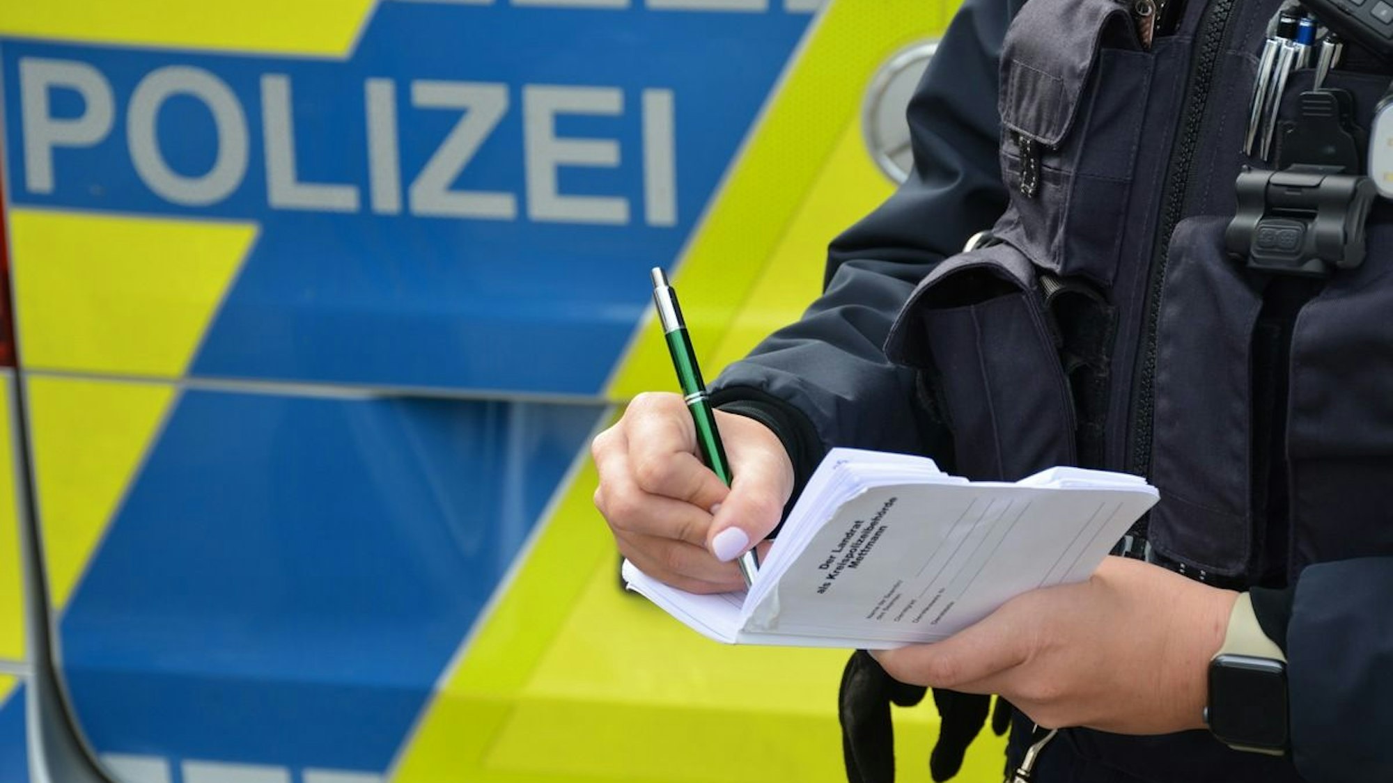 Ein Polizist in Uniform (Symbolbild).