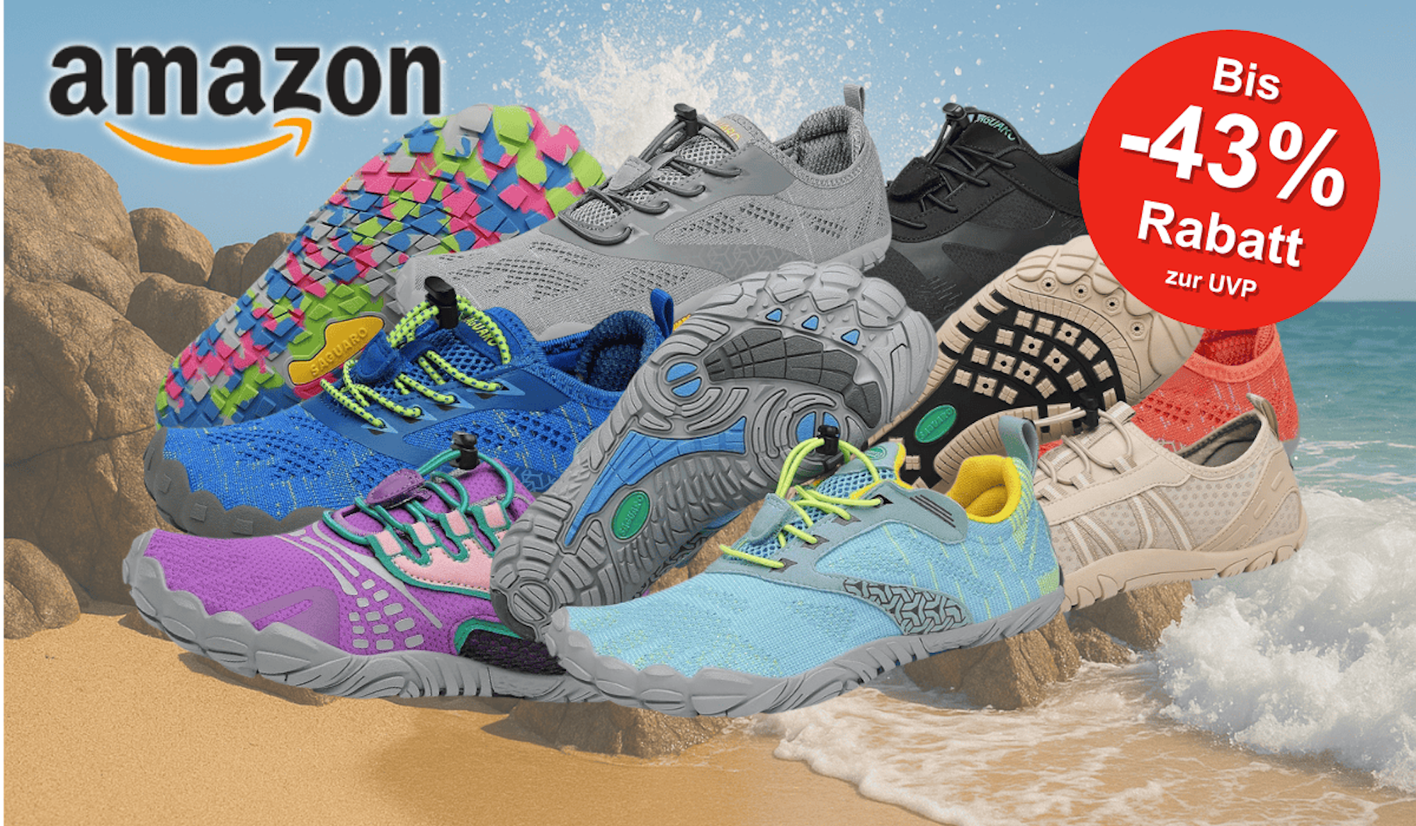 Darstellung verschiedener SAGUARO Barfußschuhe vor einem Hintergrund mit spritzendem Wasser, Sand und Felsen.