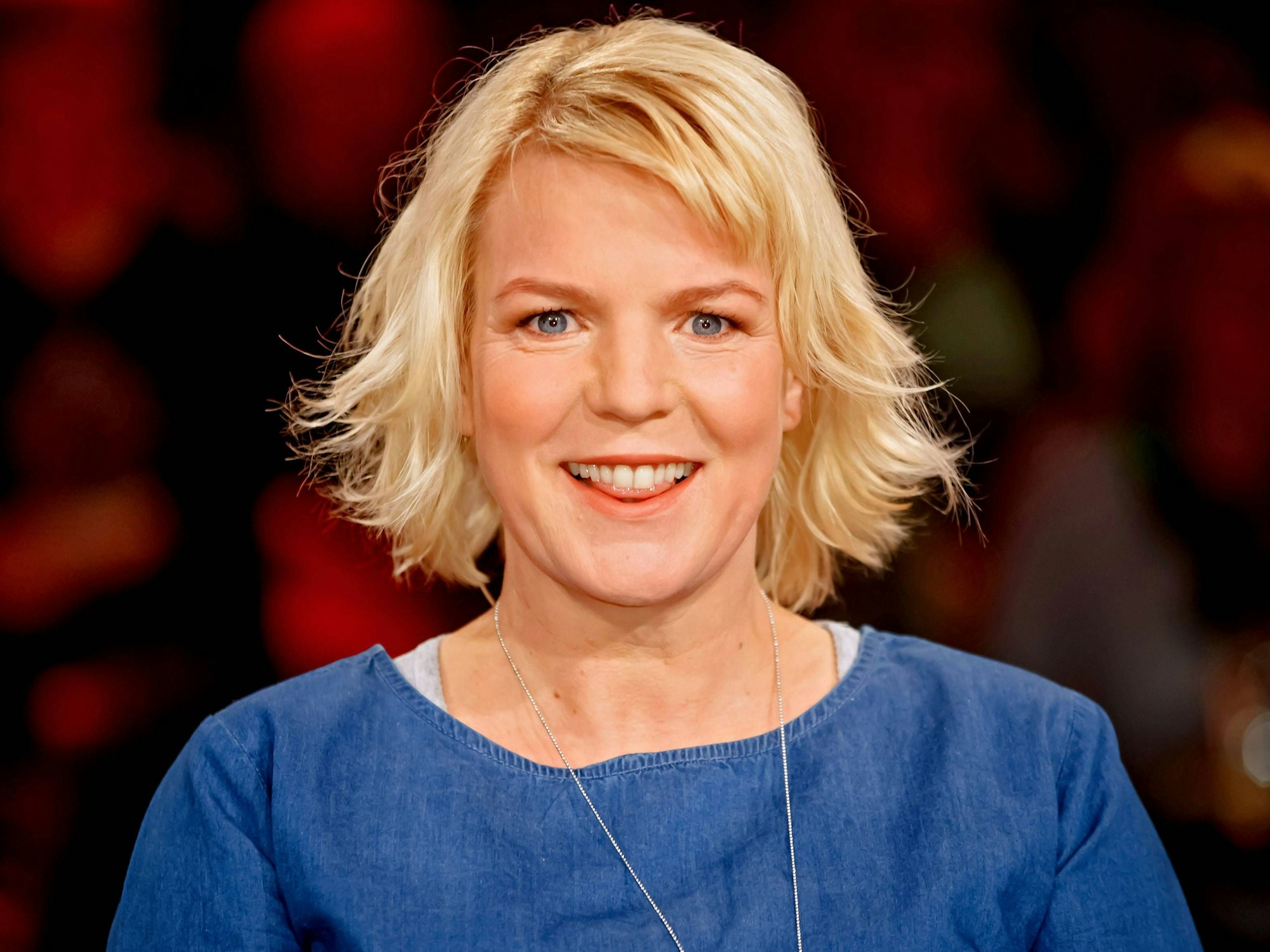 So kennen ihre Fans Comedienne Mirja Boes – hier anlässlich der Aufzeichnung des MDR - Talkshow „Riverboat“.