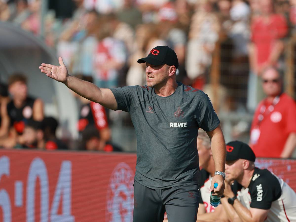 Lukas Kwasniok gestikuliert beim FC-Testspiel bei Fortuna Köln an der Seitenlinie.