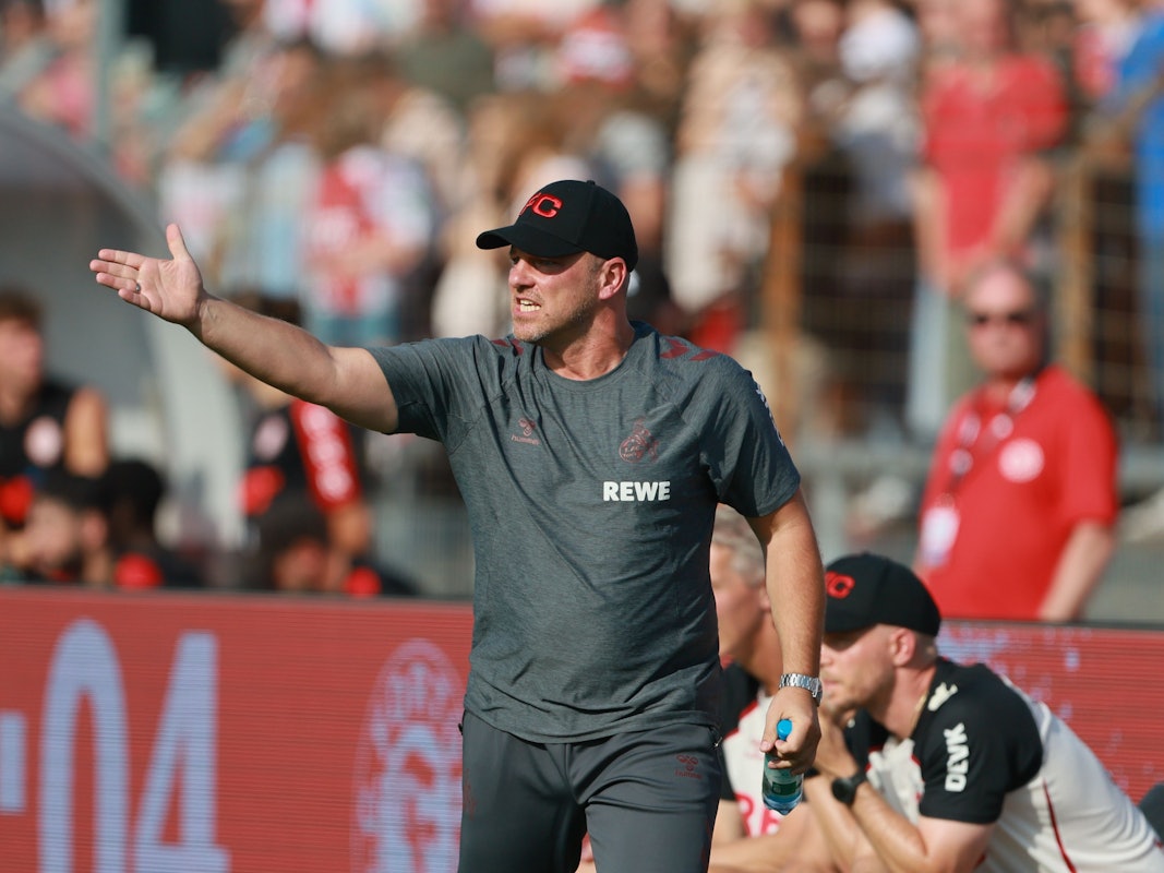 Lukas Kwasniok gestikuliert beim FC-Testspiel bei Fortuna Köln an der Seitenlinie.