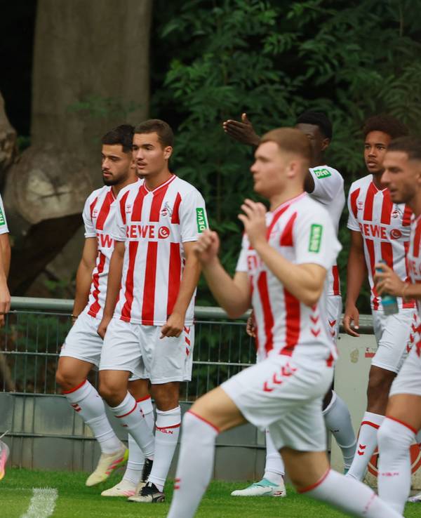 Said El Mala mit Bruder Malek auf dem Weg zum FC-Mannschaftsfoto.