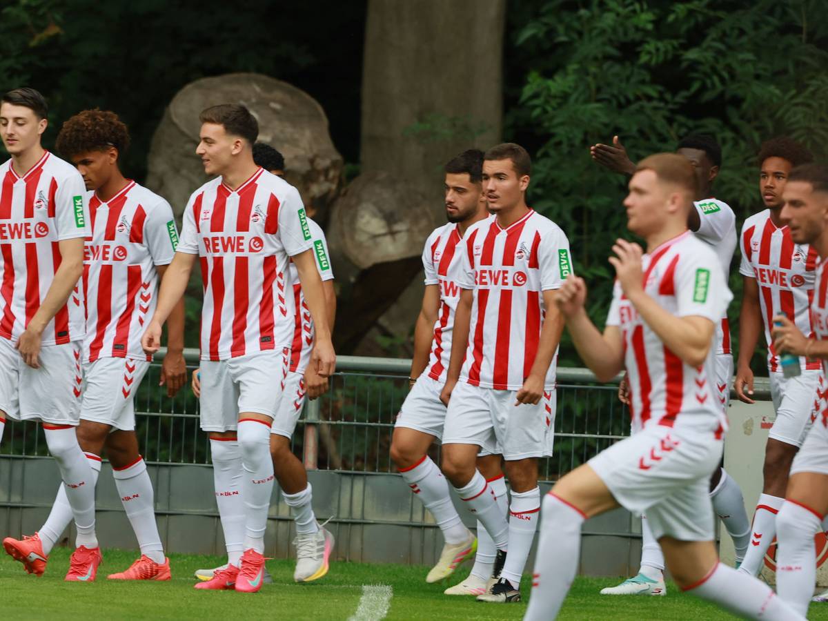 Said El Mala mit Bruder Malek auf dem Weg zum FC-Mannschaftsfoto.