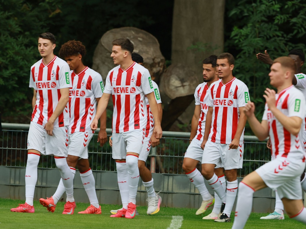 Said El Mala mit Bruder Malek auf dem Weg zum FC-Mannschaftsfoto.