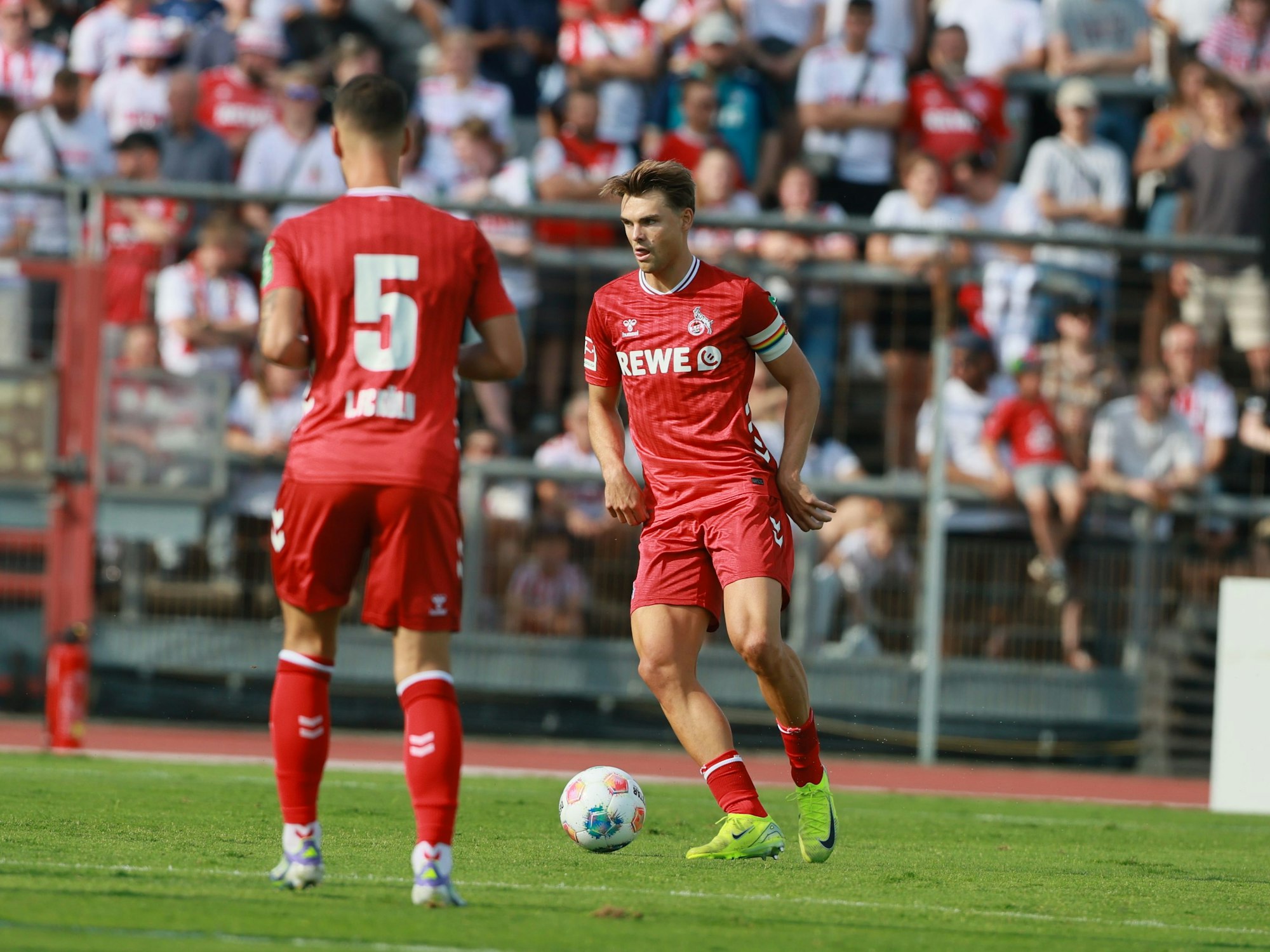 Joel Schmied mit Ball in Aktion.