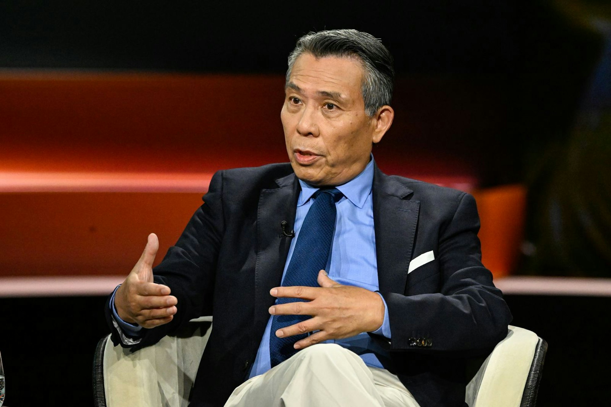 Politikwissenschaftler Xuewu Gu sagte bei „Markus Lanz“, die deutsche China-Diskussion sei „unvermeidlich“, da es sich „um zwei total unterschiedliche politische Wirtschaftssysteme“ handle. (Bild: ZDF / Markus Hertrich)