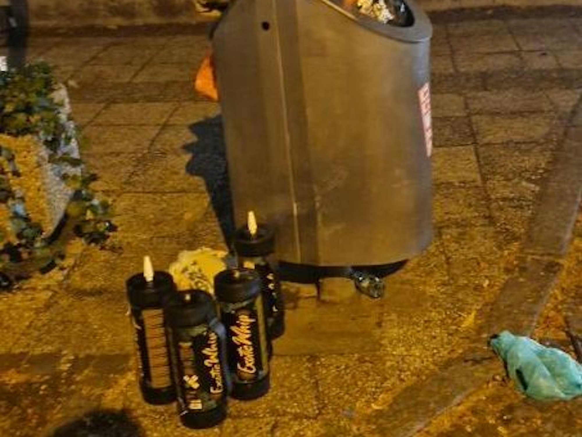 Ein Mülleimer ist voll und daneben steht auch noch Müll.