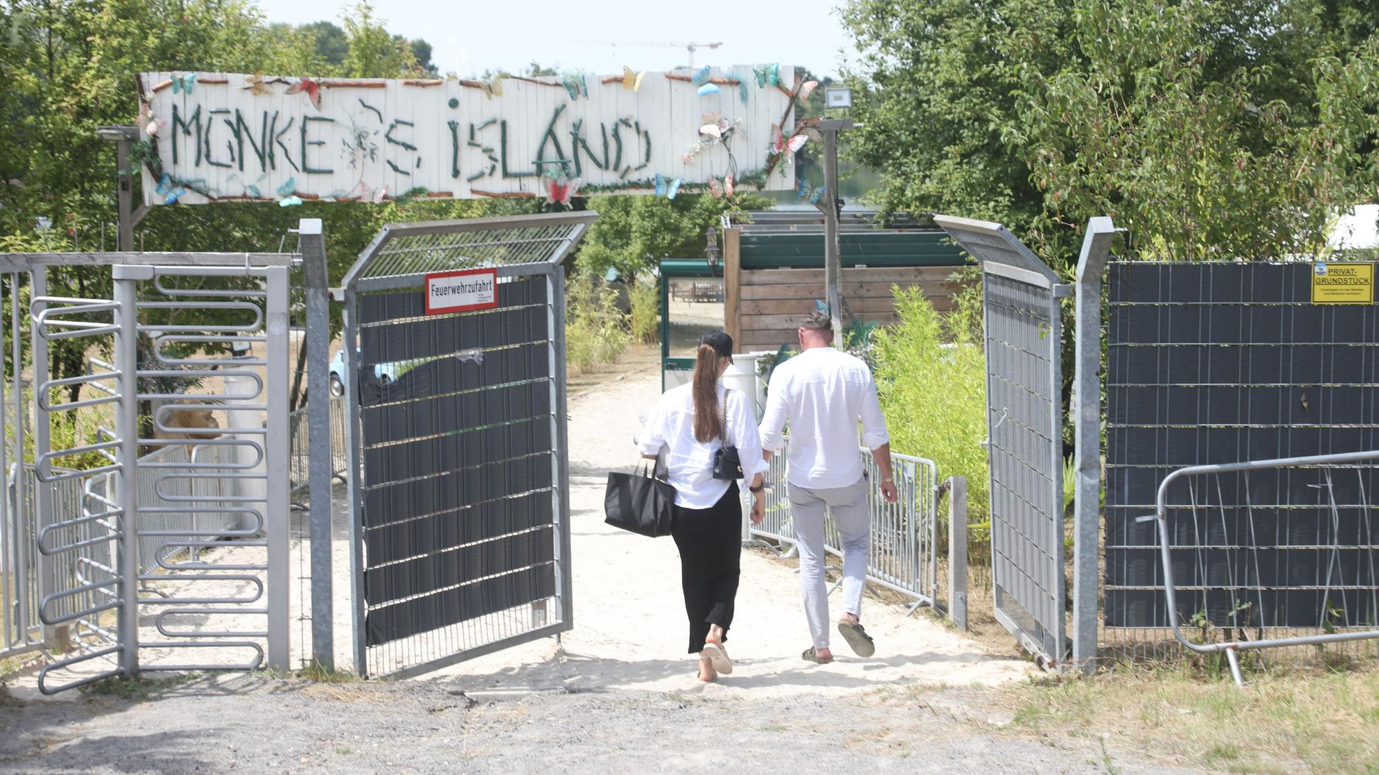 Gäste betreten am 18. Juli 2025 das Strandbad-Gelände am Escher See.