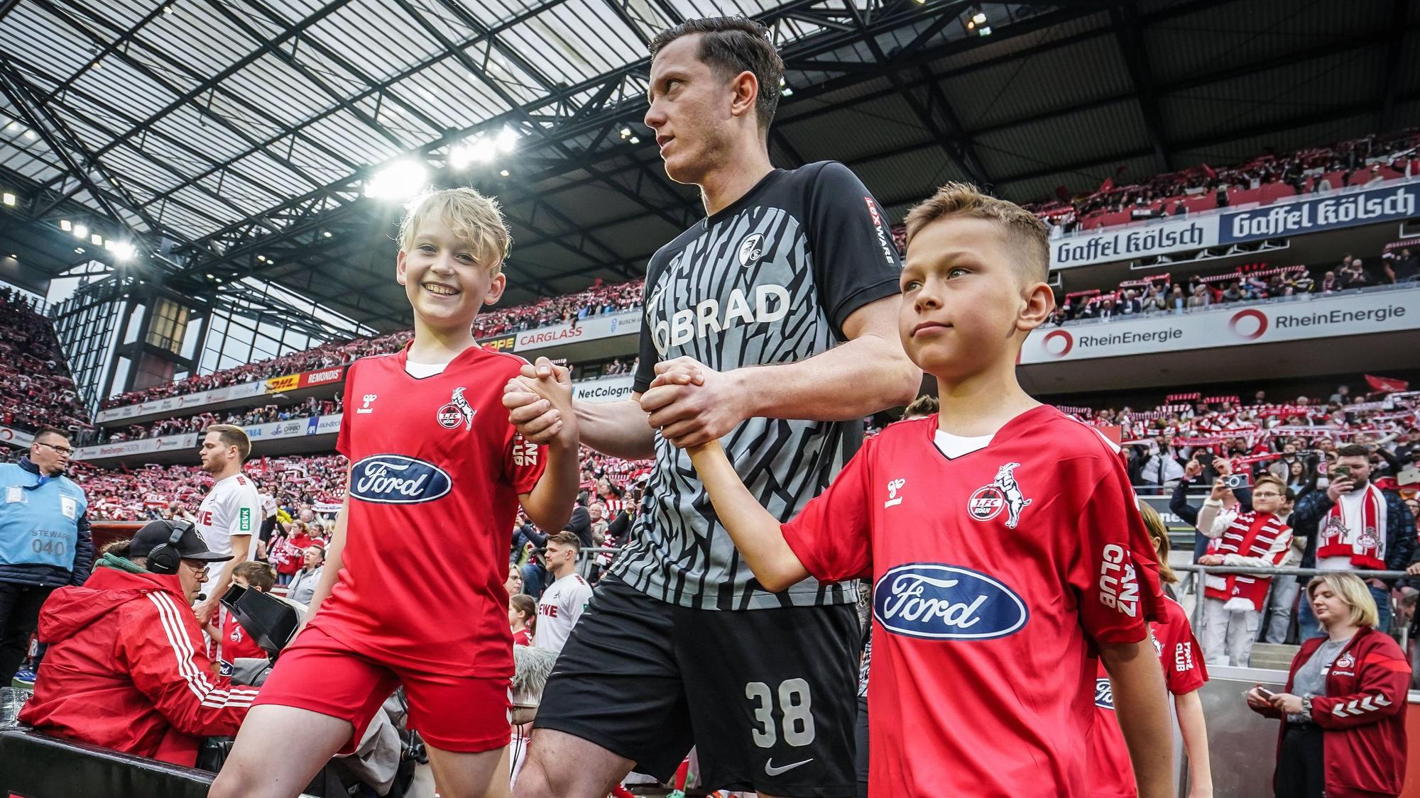 Michael Gregoritsch läuft ins Rhein-Energie-Stadion ein.