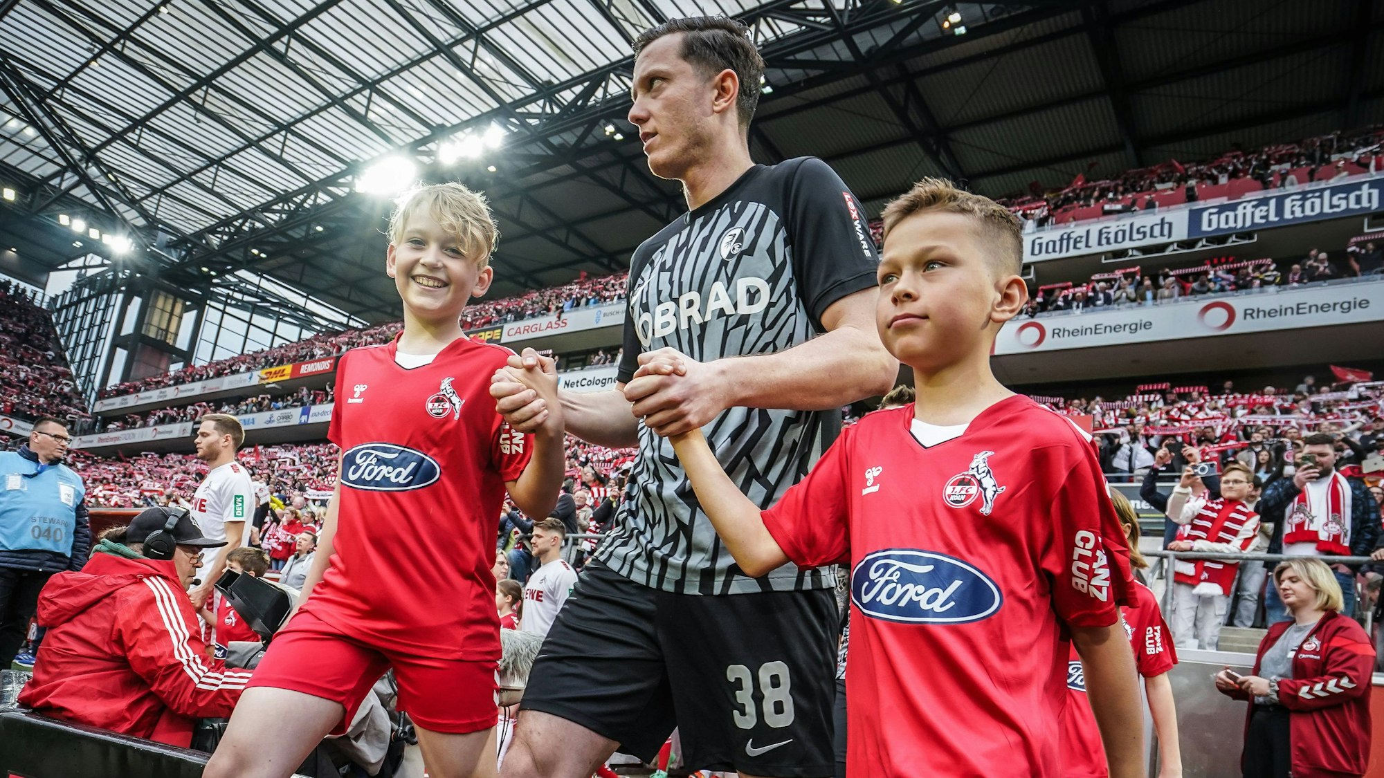 Michael Gregoritsch läuft ins Rhein-Energie-Stadion ein.