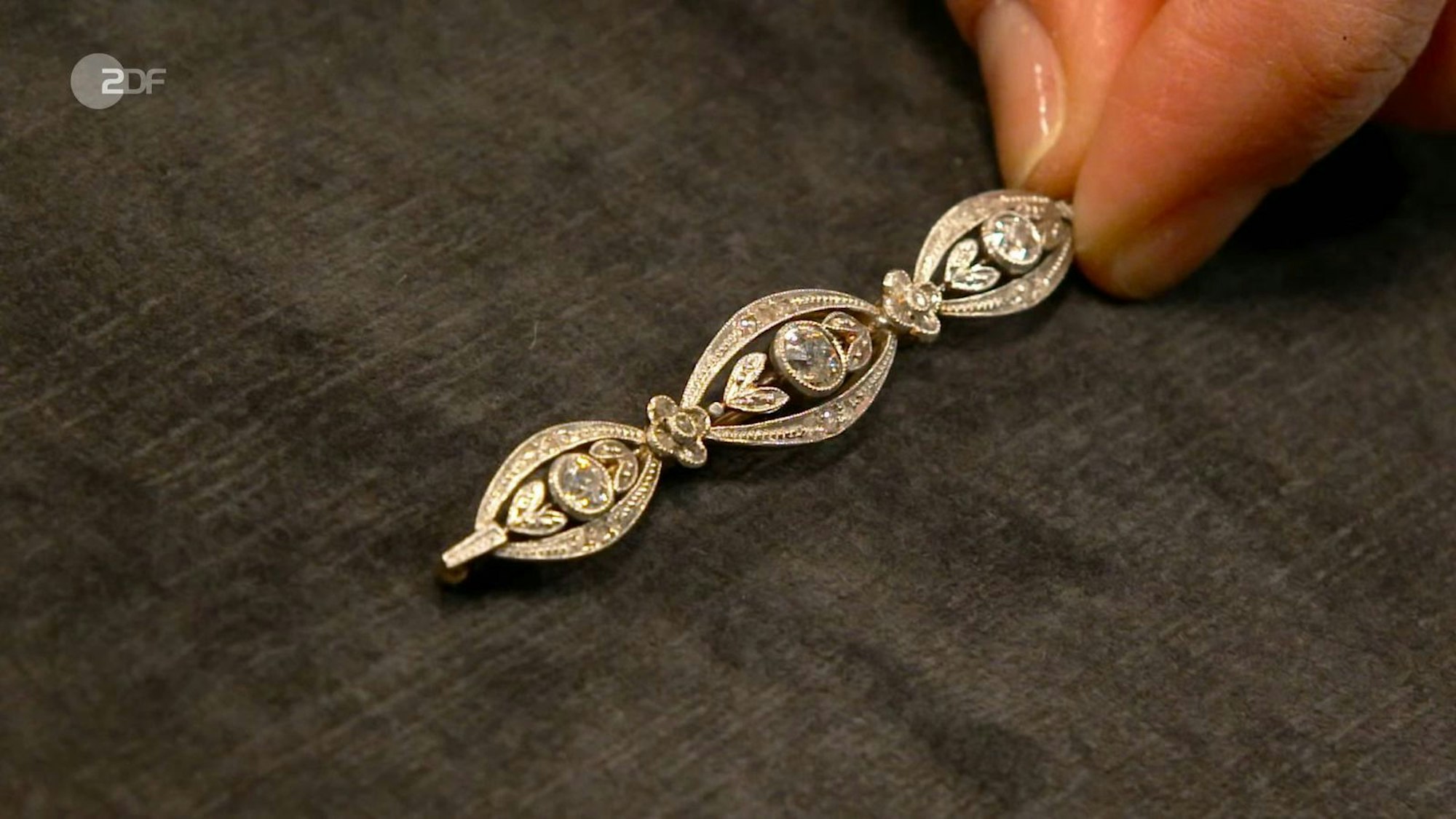 Ebenfalls verkauft wurde die mit Diamanten besetzte Stabbrosche aus der Zeit zwischen 1900 und 1910 mit einem Wert von 700 bis 800 Euro. Elke Velten gab 700 Euro für das antike Schmuckstück aus.
(Bild: ZDF)